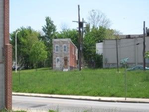 Photograph of a single remaining row house on a Baltimore street by Justin Hollander